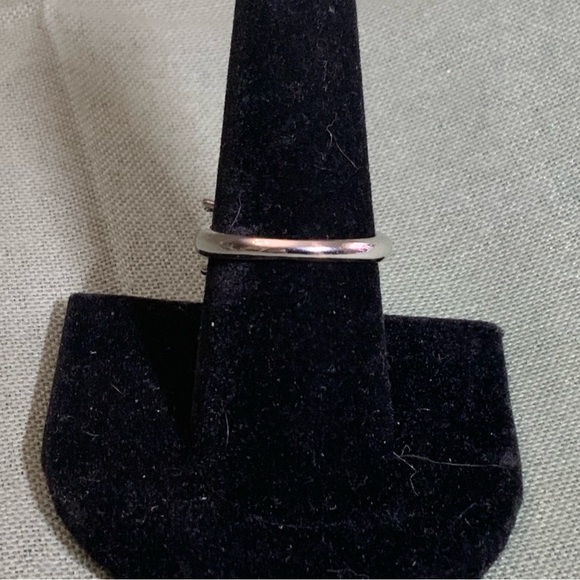 Aurora CZ 3 Stone Fashion Ring Size 8 - Picture 5 of 5